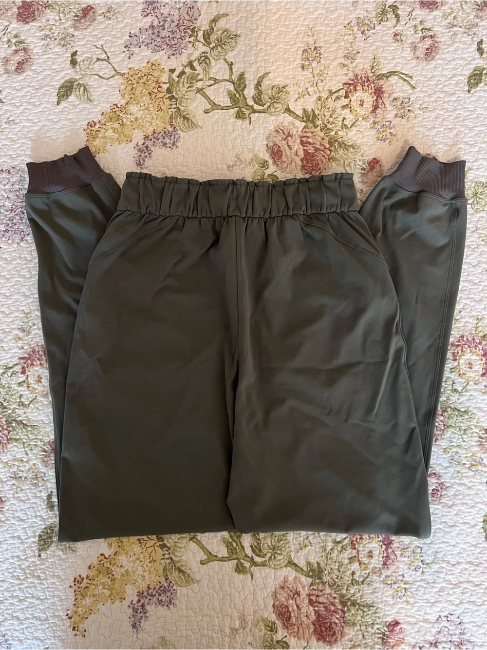lululemon athletica olive green jogger pants